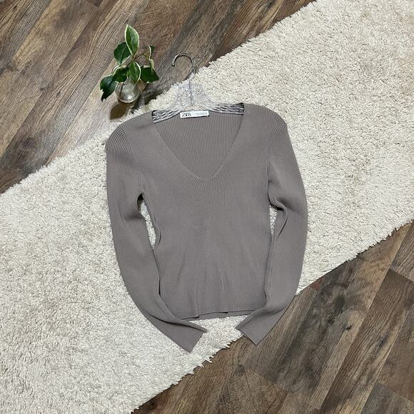 Zara Medium Neutral Gray Ribbed V Neck Minimalist Versatile Modern Sleek Sweater - Picture 2 of 5